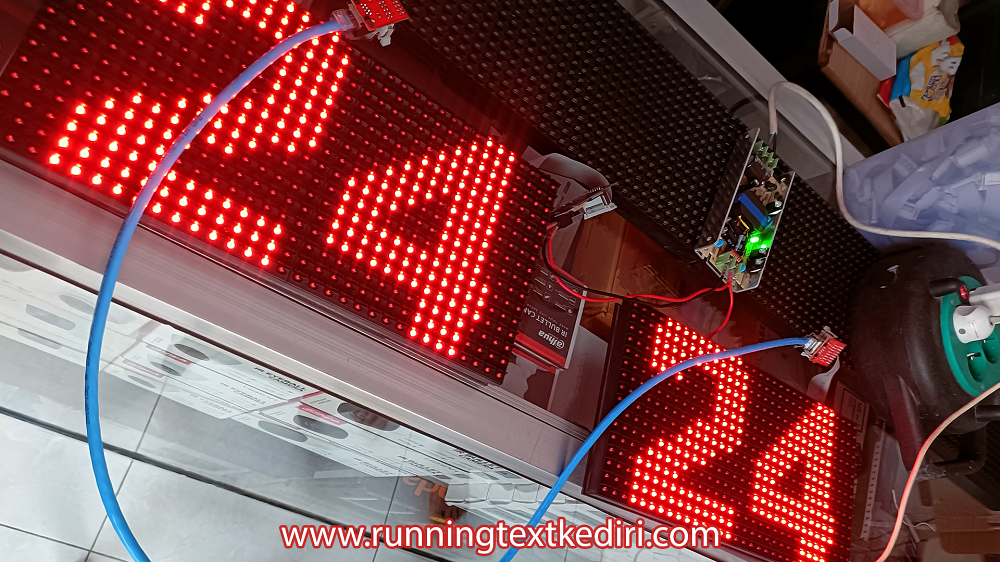 <p>Running text scoreboard dengan ukuran 20x36cm dan berwarna merah dapat anda beli dengan kualitas yang tinggi dan&nbsp;harga yang terjangkau pada kami. Dengan ketajaman warna dan tulisan yang besar, anda akan dimudahkan dalam melihat skor yang diperoleh dalam pertandingan.</p>